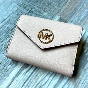 Michael Kors pink small wallet. Use 1 time. Like brand new. Ship with box